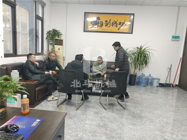 江西客戶深入考察小麥秸稈炭化爐制造現場